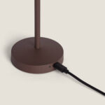 Lampe à poser socle métallique brun circulaire avec câble de charge branché