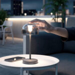 Lampe à poser LED extérieure portable métal gris, abat-jour en verre fumé