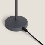 Lampe à poser base ronde métal gris fumé avec tige cylindrique et câble de charge connecté