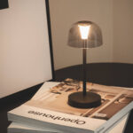 Lampe à poser LED noire en métal avec abat-jour fumé transparent et socle rond