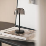 Lampe à poser dôme en verre fumé sur pied métal noir