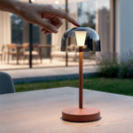 Lampe à poser portable en métal, socle terre cuite rond et abat-jour fumé