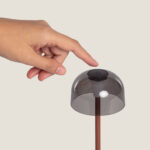 Lampe à poser abat-jour fumé demi-sphère tige couleur terre cuite commande tactile