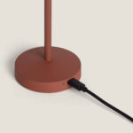 Lampe à poser terre cuite, base ronde finition mate avec câble de recharge branché