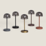 Lampe à poser abat-jour fumé translucide, colonne métal et base ronde colorée (bleu, noir, laiton, brun, terre cuite)