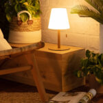 Lampe à poser blanche avec tige et base camel, abat-jour cylindrique, éclairage d'appoint