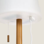 Lampe à poser aluminium camel avec abat-jour blanc, cordon d'allumage et câble de recharge