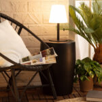 Lampe à poser noire sur base cylindrique avec abat-jour blanc