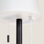 Lampe à poser noire en aluminium, abat-jour blanc, cordon de tirage et câble de recharge blanc