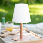 Lampe à poser abat-jour blanc, pied et base pêche en métal, cordon de tirage
