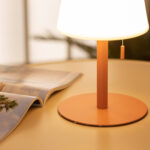 Lampe à poser pêche en métal, socle rond plat, abat-jour blanc crème, tirette de commande