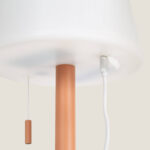 Lampe à poser aluminium pêche, abat-jour blanc, tige cylindrique et cordon de recharge blanc