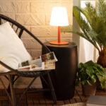 Lampe de table LED nomade, pied orange et abat-jour blanc