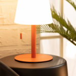 Lampe à poser orange en métal, socle rond et abat-jour blanc