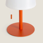 Lampe à poser blanche, piètement et base ronde orange terre cuite, cordon à tirette