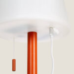 Lampe à poser abat-jour blanc, tige aluminium terre cuite, cordon de tirage et câble de charge blanc