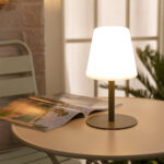 Lampe à poser vert kaki en aluminium, abat-jour blanc opalin et socle circulaire