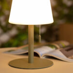 Lampe à poser kaki en aluminium, abat-jour blanc conique, base circulaire et cordon à tirette