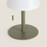 Lampe à poser kaki en métal mat, base ronde et abat-jour blanc avec tirette