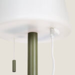 Lampe à poser vert kaki en aluminium avec abat-jour blanc, cordon de charge et tirette d'allumage