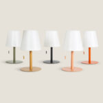 Lampe à poser abat-jour blanc, pied métal coloré (vert kaki, terre cuite, noir) sur base ronde