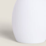 Lampe à poser blanche ovale, finition mate, base arrondie pour usage nomade