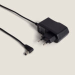 Adaptateur secteur avec prise européenne et connecteur coaxial coudé pour lampe portable