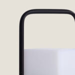 Lampe à poser LED portable poignée noire arceau diffuseur blanc cubique