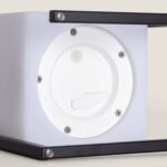 Lampe à poser noire, trappe circulaire du compartiment batterie blanche avec vis visibles