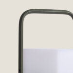 Lampe à poser portable vert kaki à anse métallique et diffuseur blanc cubique