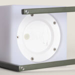 Lampe à poser blanche cubique avec diffuseur circulaire et cadre métal vert kaki