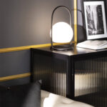 Lampe à poser LED globe blanc opalin, armature anneau métal noir et poignée, lumière chaude