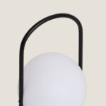 Lampe à poser LED sphérique dôme opalin blanc anse et structure métal noir portable