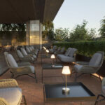 Lampe à poser gris avec abat-jour translucide sur base métal, design compact pour terrasse extérieure