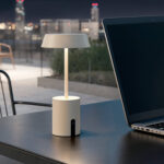 Lampe à poser beige, socle cylindrique, tige fine et abat-jour rond