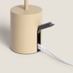 Lampe à poser beige cylindrique avec trappe de charge et câble USB