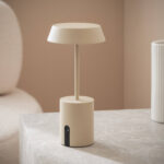 Lampe à poser beige à pied cylindrique et abat-jour rond, finition mate