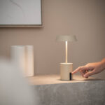 Lampe à poser LED sans fil beige, base cylindrique et abat-jour plat, commande tactile sur la base