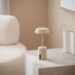 Lampe à poser LED beige, base cylindrique et abat-jour rond sur tige fine