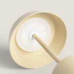 Lampe à poser beige avec diffuseur LED circulaire et tige centrale, finition mate