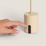 Lampe à poser beige avec base cylindrique et tige fine, éclairage LED rechargeable sans fil