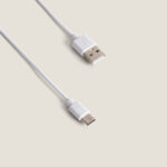 Câble de charge USB-A vers USB-C blanc avec connecteurs visibles