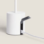 Lampe à poser cylindrique blanche avec port de charge et câble tressé visible