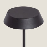 Lampe à poser noire avec abat-jour rond plat en métal mat et tige fine