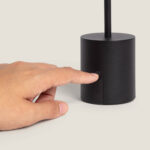 Lampe à poser noire à base cylindrique mate avec tige et commande tactile