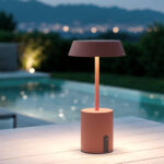 Lampe à poser extérieure couleur terre cuite, base cylindrique et tige fine surmontée d'un abat-jour plat