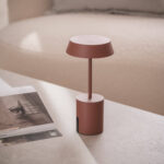 Lampe à poser couleur terre cuite avec base cylindrique et abat-jour disque minimaliste