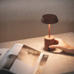 lampe à poser LED portable terre cuite, base cylindrique, tige fine et abat-jour rond