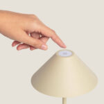 Lampe à poser beige conique en métal à bouton tactile sur le dessus