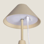 Lampe à poser beige métal conique avec câble de recharge USB